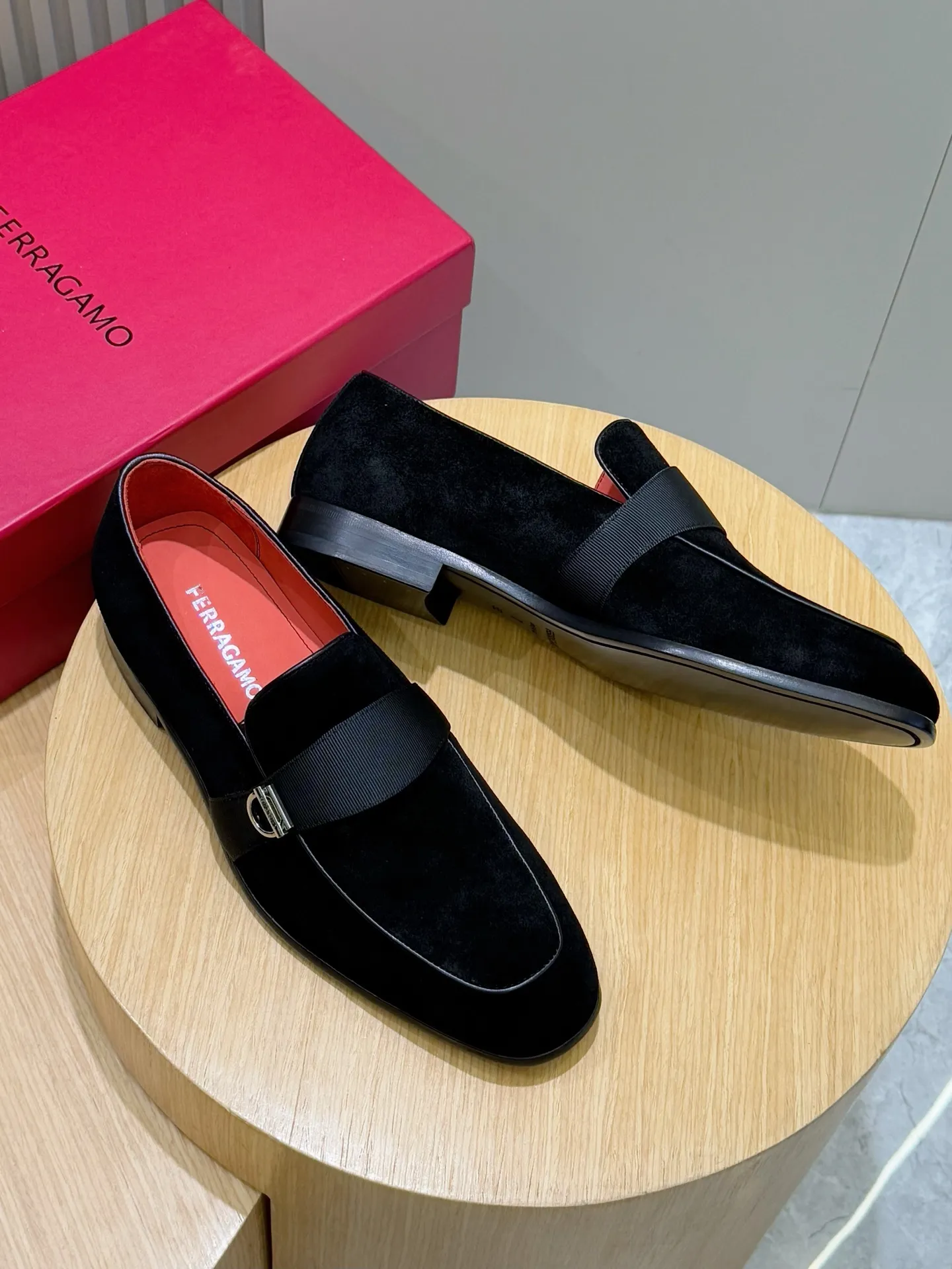 [Ferragam] Top P: 960💰 Size: 39-44 (38. 45.46 can be customized) Ferragamo Gancini buckle moccasins. These men's loafers are exquisite and gorgeous, with shiny patent leather uppers that highlight urban style. The almond-shaped toe adds a stylish touch, with three-dimensional stitching around the upper and contrasting tubular piping for a unique silhouette. The shoes are exquisitely crafted, with grosgrain ribbons and metallic Gancio buckles adding a classic touch, complementing the contrasting red accents. Finished with a slim leather sole. Imported cowhide upper + cowhide lining + genuine leather outsole.